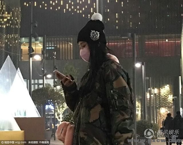 视觉中国讯 新年来临,明星们也以不同的形式庆祝,有人出游、有人与朋友聚会、有人微博晒情侣照秀爱、也有人趁着节气狂购物。假期间,女星张馨予亮相北京某时尚商圈Shopping时遭偷拍,当天素颜的张馨予穿着军装外套配蓝色长裙,头戴毛球线帽,化身潮流少女,为了怕路人认出戴着口罩遮面。 在服装店内,张馨予与店员谈笑风生十分亲和。狂逛了多家店后,张馨予手中的购物袋已经是几大包,收获颇丰,之后她来到路边,似乎在等车。暗夜寒风中独自拎包,还不禁让人有些怜惜。
