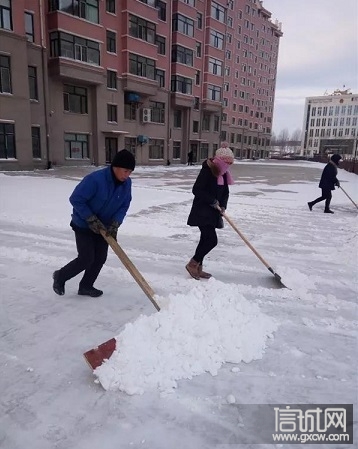 [百姓心声]双鸭山房管局双房物业连夜扫雪