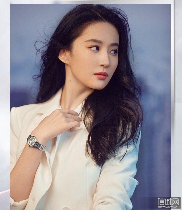 刘亦菲全新气质写真曝光穿白色西装一头长发温柔典雅