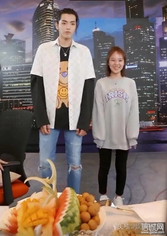 吴亦凡现身薇娅直播间变吃播这碗真够大论身高谁与他比谁尴尬
