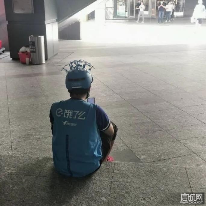 外卖小哥的头盔卖萌大赛