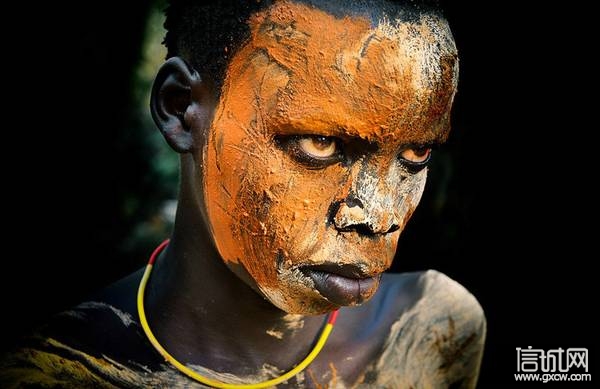 实拍埃塞俄比亚的原始部落女人戴唇盘生活方式落后