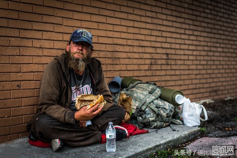镜头中的美国退伍老兵:流浪街头,生活无助,令人心酸