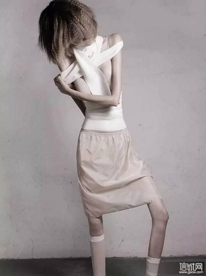 已经瘦成枯骨的女孩,抑郁缠身仍在节食