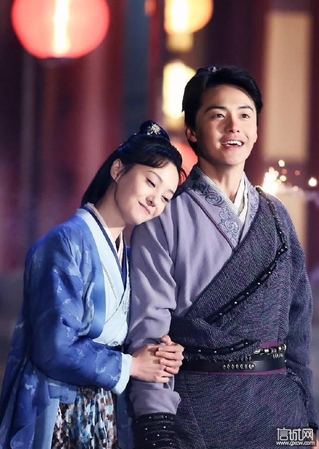 郑爽真的要退出娱乐圈了?不宣传新剧回沈阳和爸爸逛街买菜去了