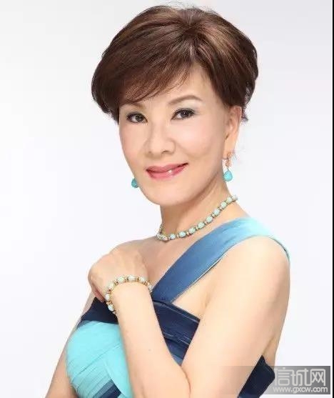 68岁的夏台凤依然优雅精致练瑜伽