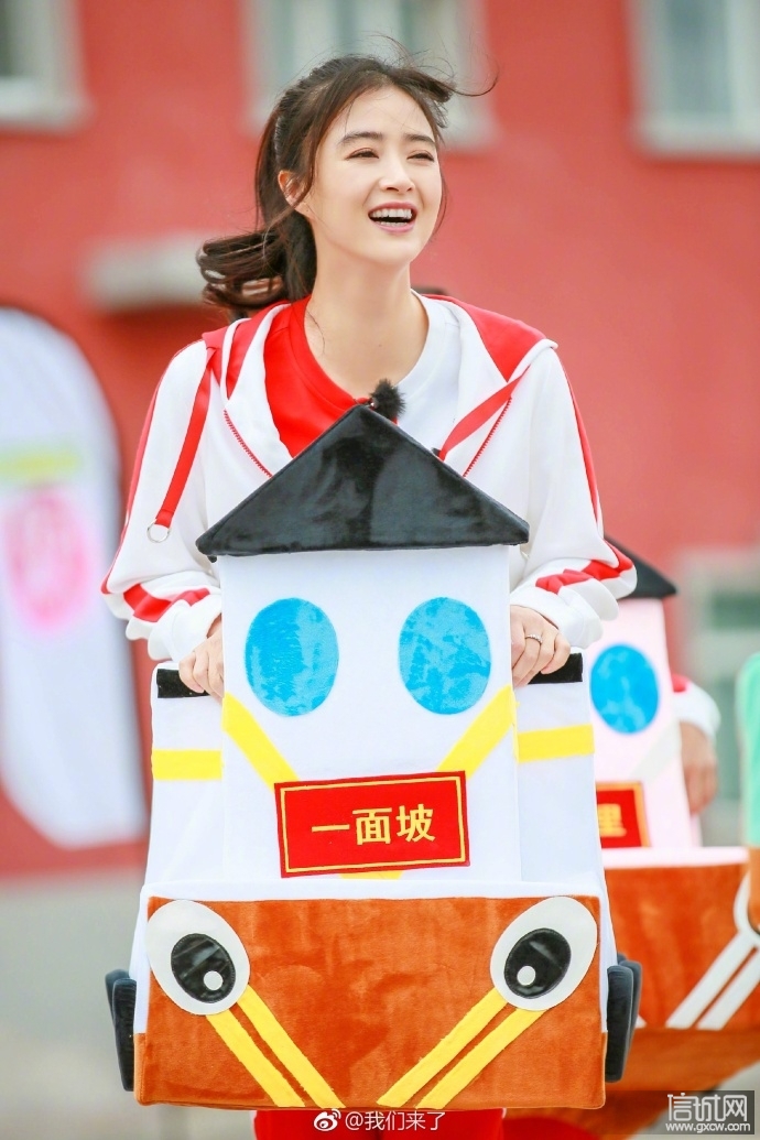 本期《我们来了》蒋欣美丽动人