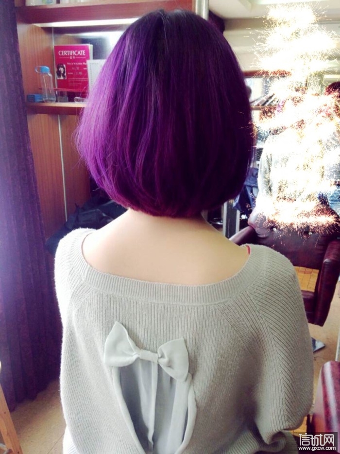 紫色短发十分炫酷抢眼