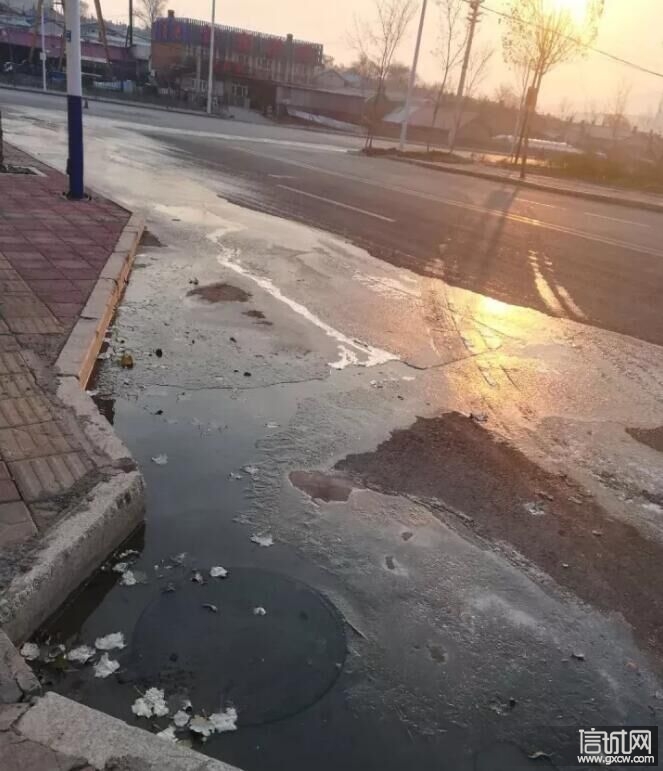 双鸭山南市区消防补水设施漏水,路面都结冰了!