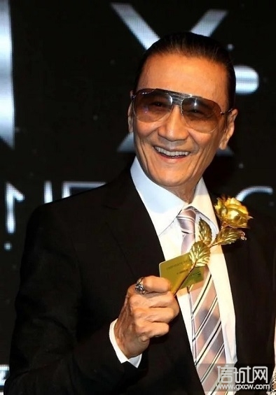 81岁谢贤直勾勾盯着美女私密处两眼放光!