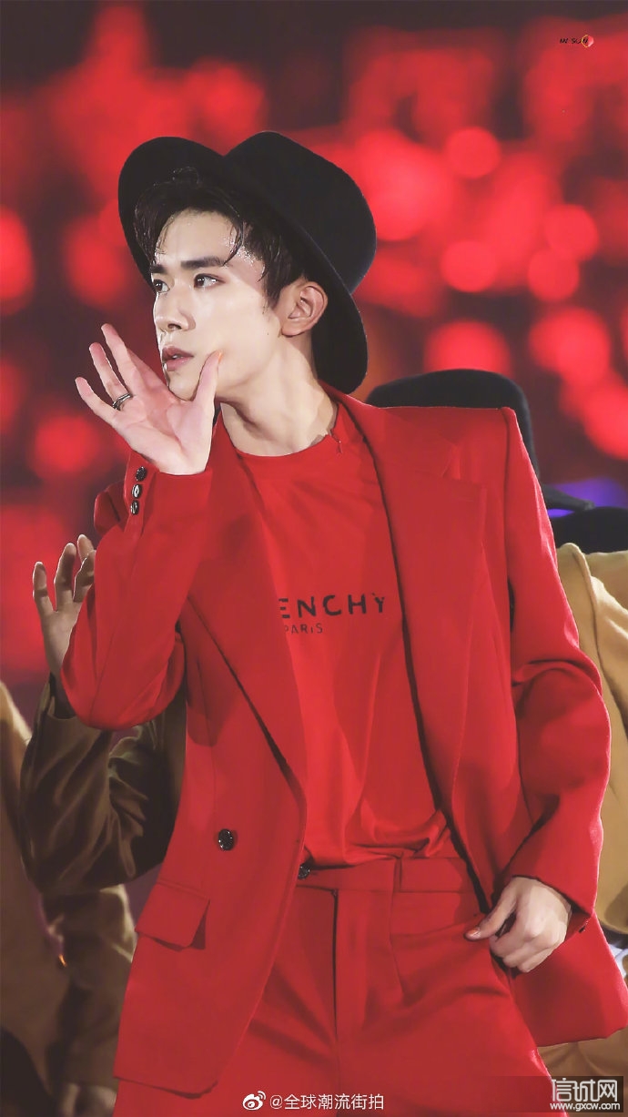 易烊千玺酒红色西装