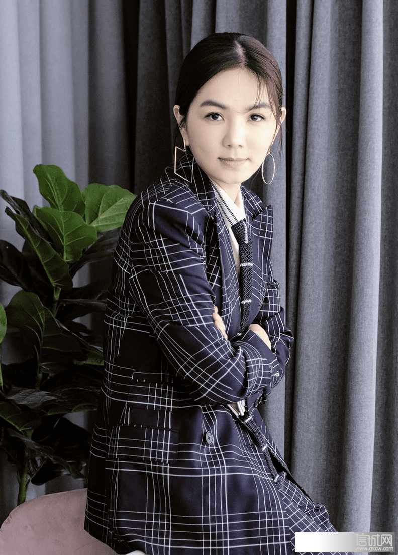 ella穿超高跟气场十足搭配格纹西装套装又飒又美