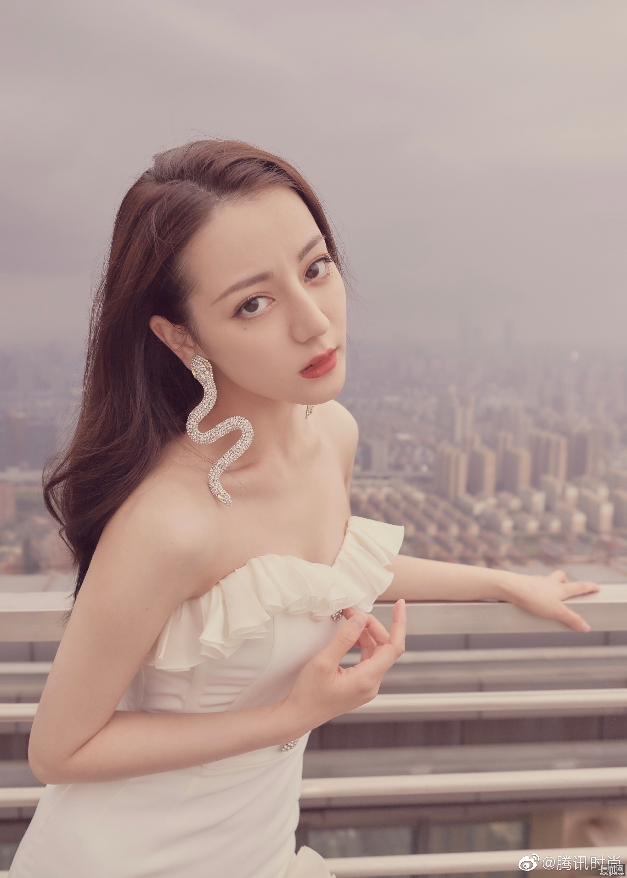 迪丽热巴最新营业造型高开杈长裙配蛇形耳环这是什么人间绝色