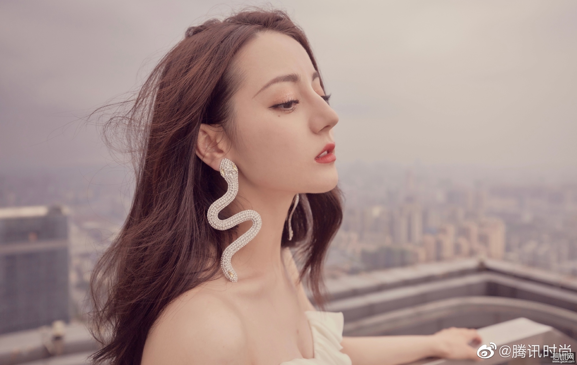 迪丽热巴最新营业造型高开杈长裙配蛇形耳环这是什么人间绝色