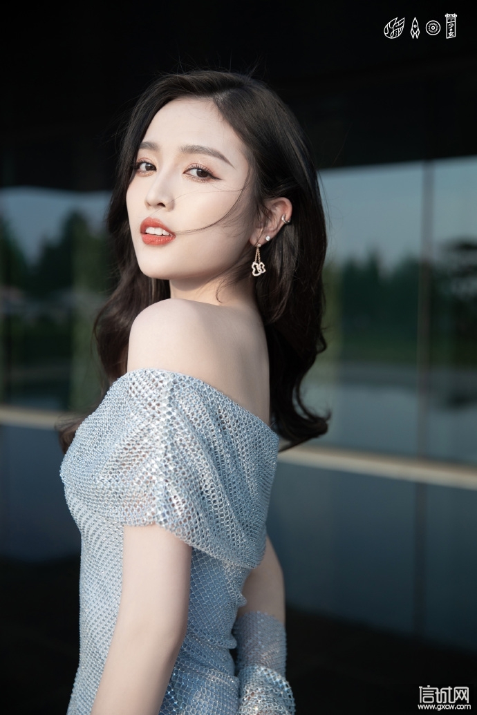 吴宣仪穿银色薄纱裙秀香肩美腿 皮肤白皙甜美优雅