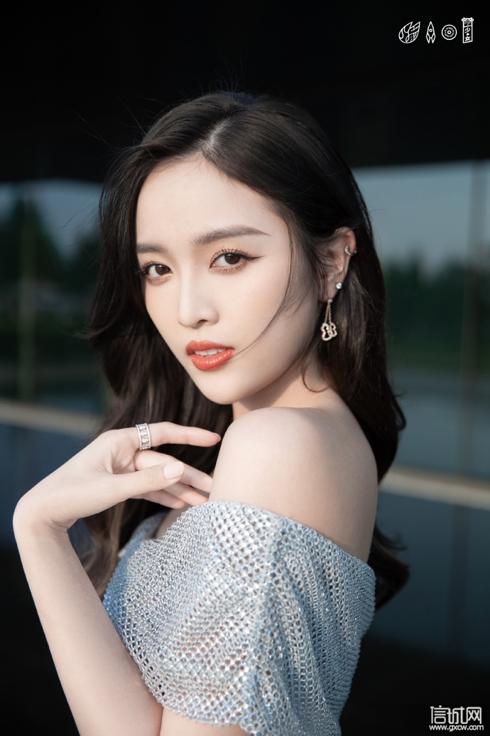 吴宣仪穿银色薄纱裙秀香肩美腿 皮肤白皙甜美优雅