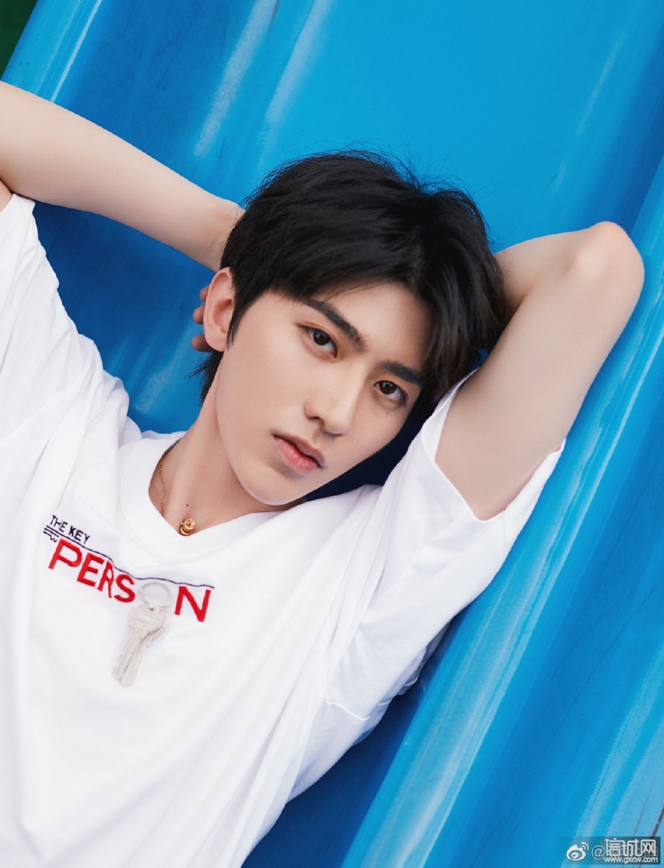 蔡徐坤穿白t搭牛仔裤清爽帅气 游乐场坐木马玩耍显童趣