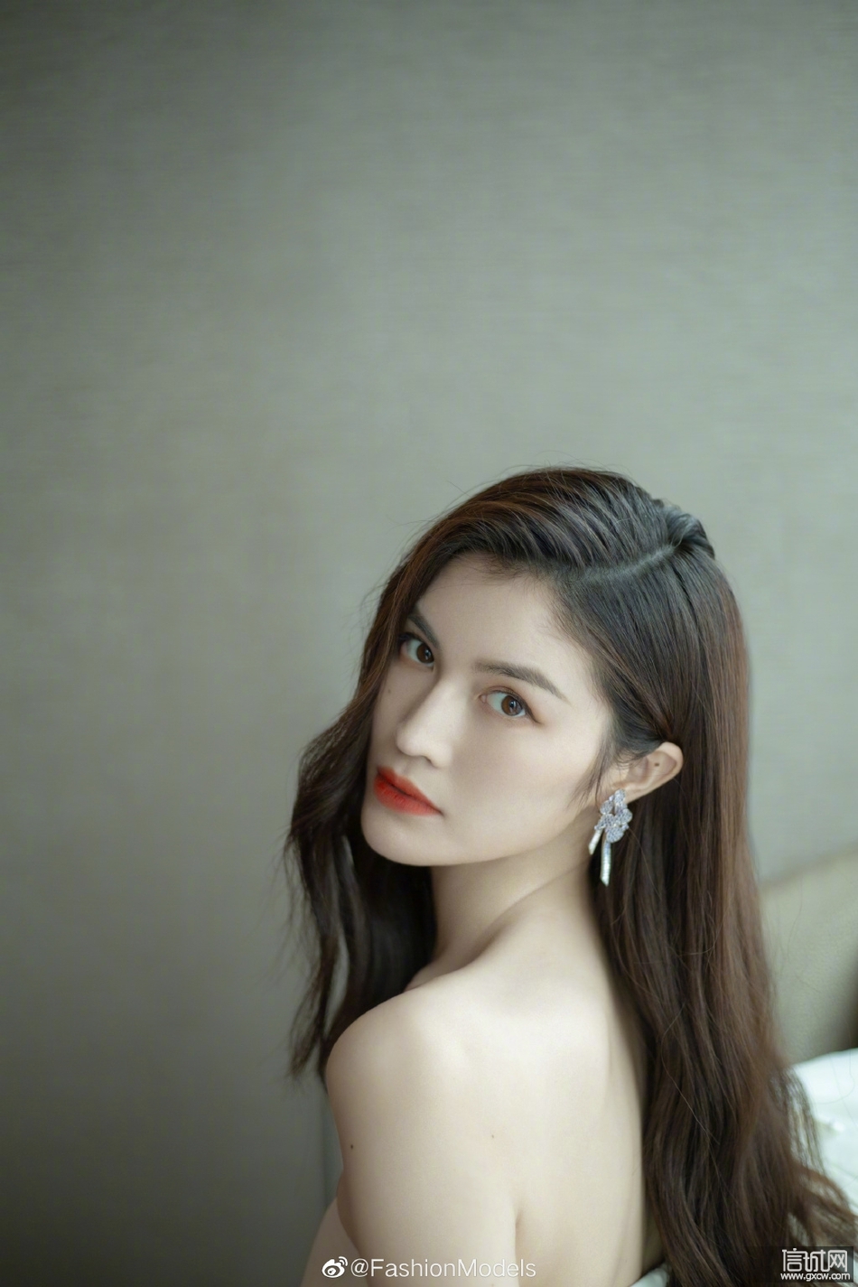 绝美!何穗活动现场长发披肩 白色抹胸鱼尾裙勾勒完美曲线