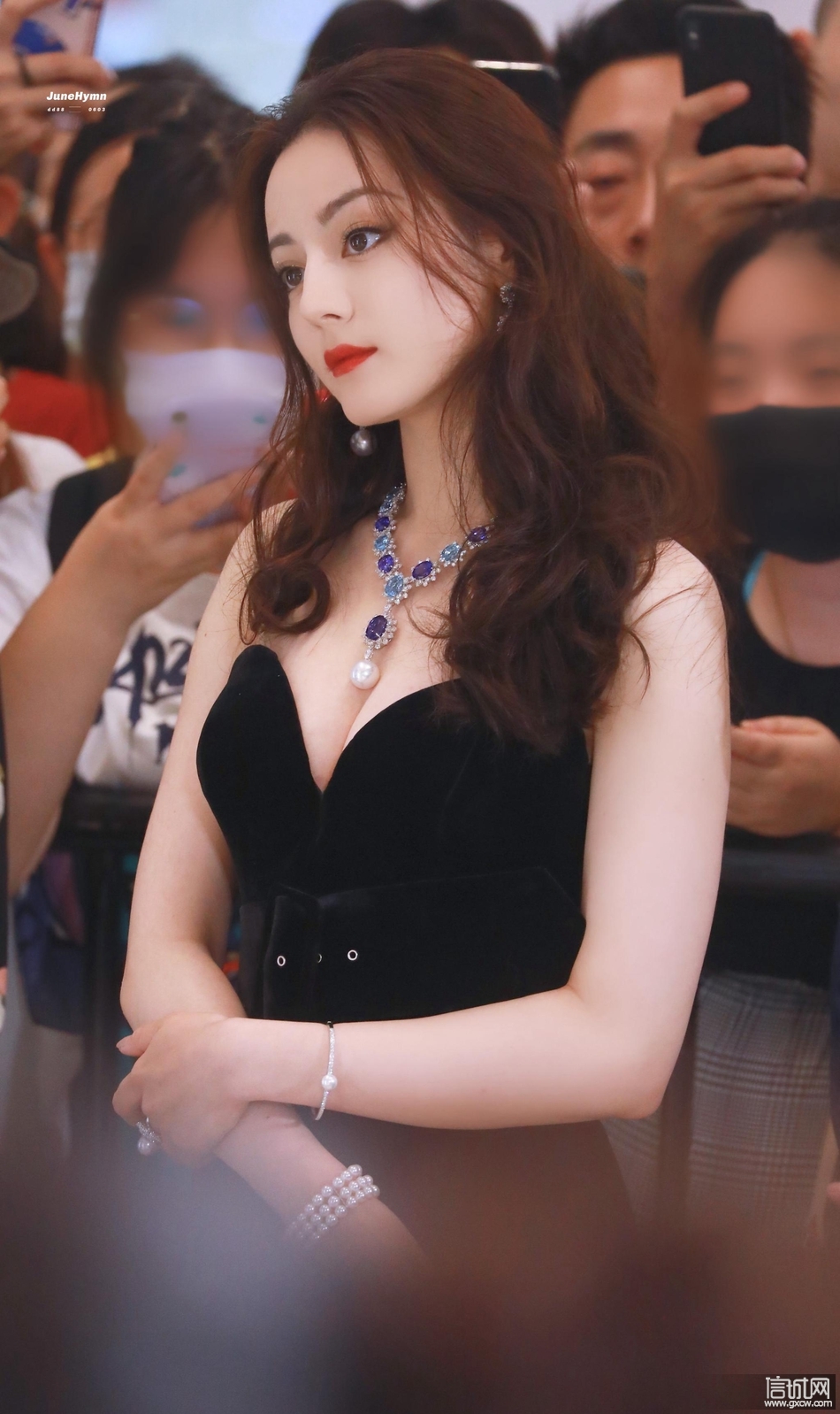 热巴活动生图性感美艳 戴华丽珠宝贵气逼人