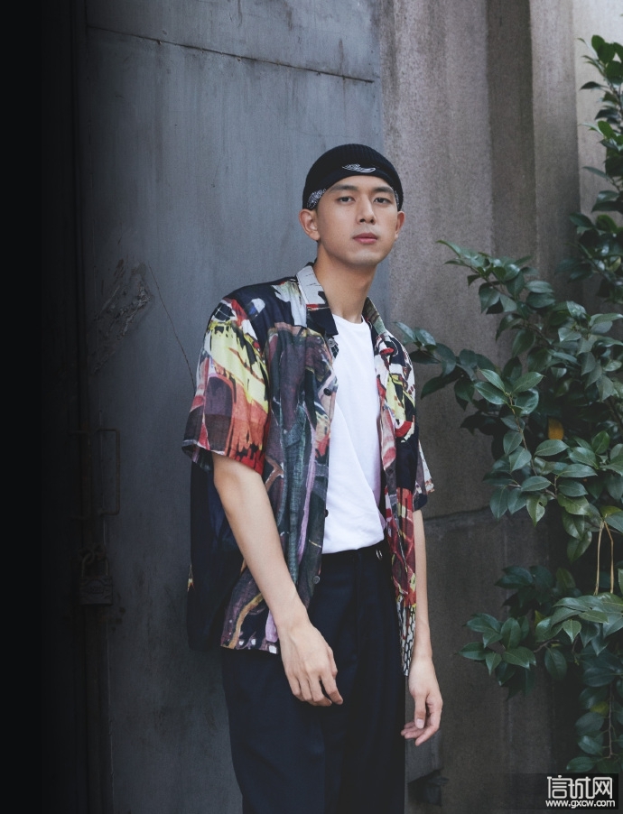 李现毛线帽头巾叠戴超痞气 花衬衫街头风帅气十足
