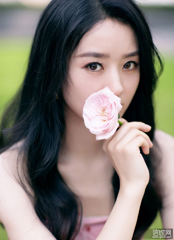 赵丽颖粉色波点裙造型:丛绿中一抹鲜粉色,缀满春天少女气