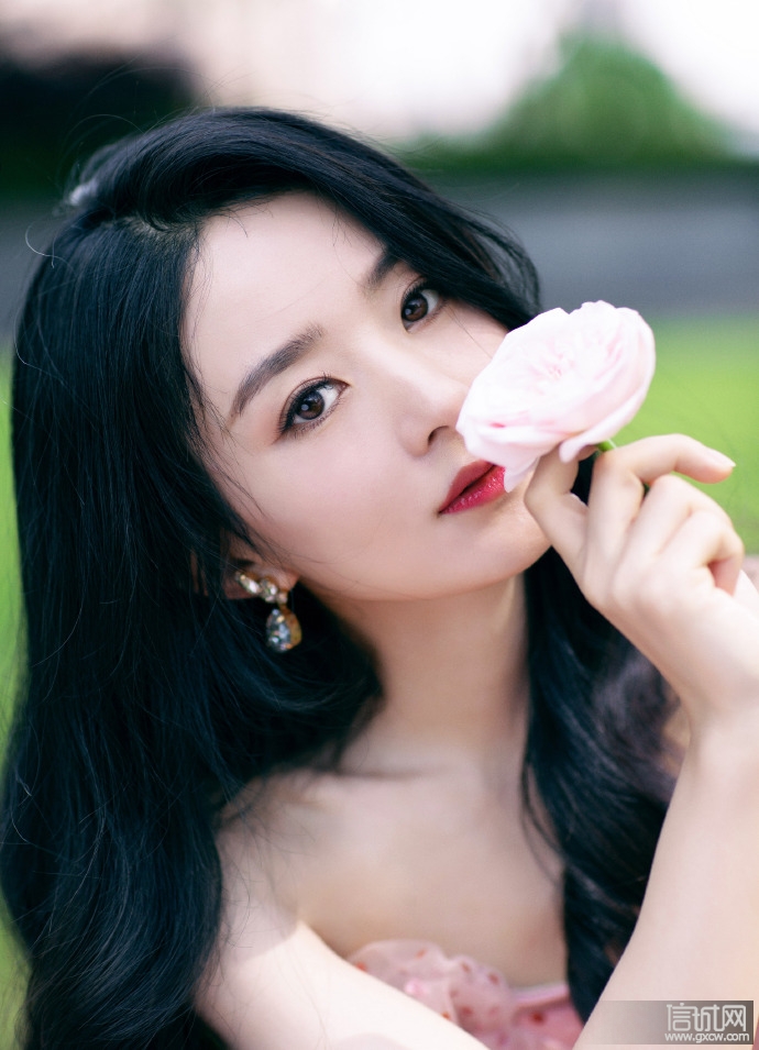 赵丽颖粉色波点裙造型:丛绿中一抹鲜粉色,缀满春天少女气