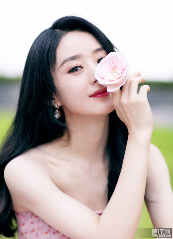 赵丽颖粉色波点裙造型:丛绿中一抹鲜粉色,缀满春天少女气