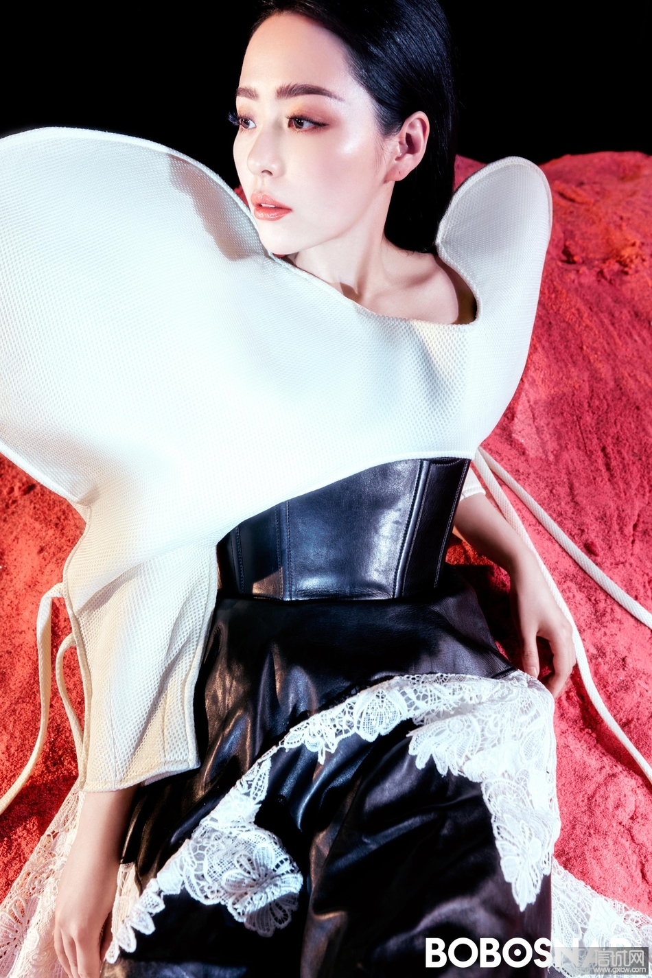 张靓颖粉色沙漠大片梦幻绮丽 穿洁白婚纱大秀香肩雪肤