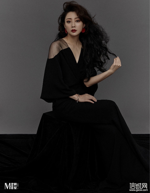 殷桃时尚封面曝光 气场红唇演绎复古港风