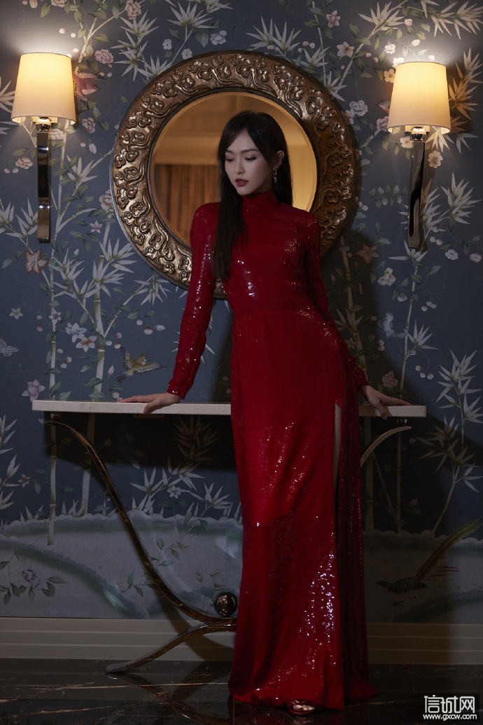 唐嫣穿红色亮片裙女人味飙升 上身包裹严实开衩秀美腿