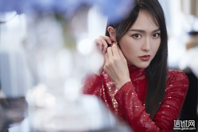 唐嫣穿红色亮片裙女人味飙升 上身包裹严实开衩秀美腿