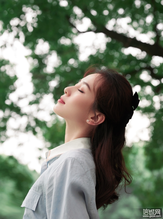 刘诗诗穿衬衫配高腰阔腿裤干练十足 双蝴蝶结发型文艺范儿