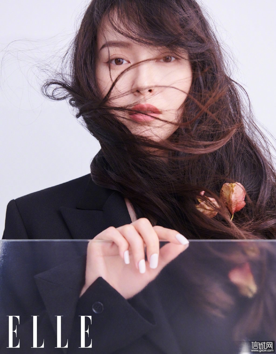 唐嫣仙女粉封面大片曝光 裸妆造型搭慵懒卷发清丽脱俗