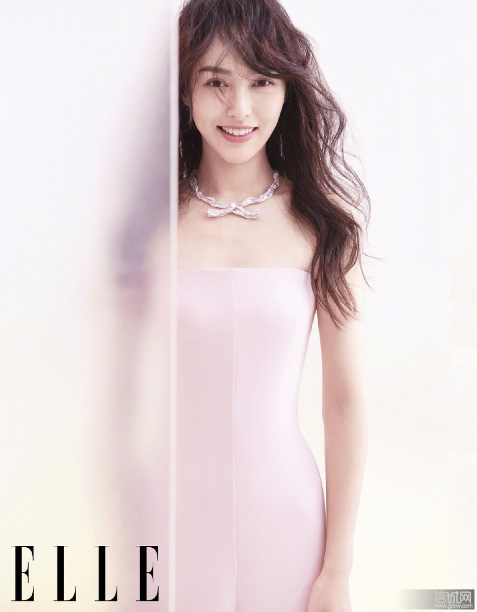 唐嫣仙女粉封面大片曝光 裸妆造型搭慵懒卷发清丽脱俗