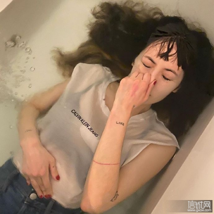 泫雅穿抹胸衣躺浴缸玩湿身诱惑 湿发配红唇性感又撩人