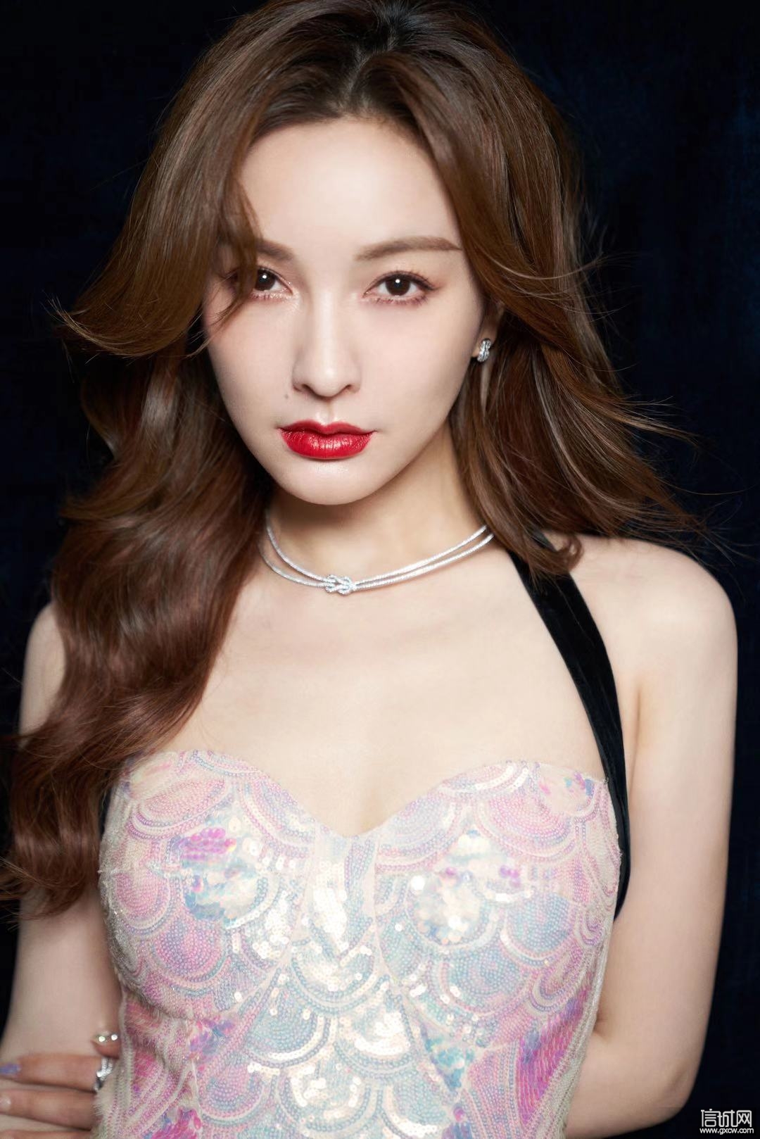 吴昕一袭鱼鳞色亮片抹胸裙 好像出逃的人鱼公主