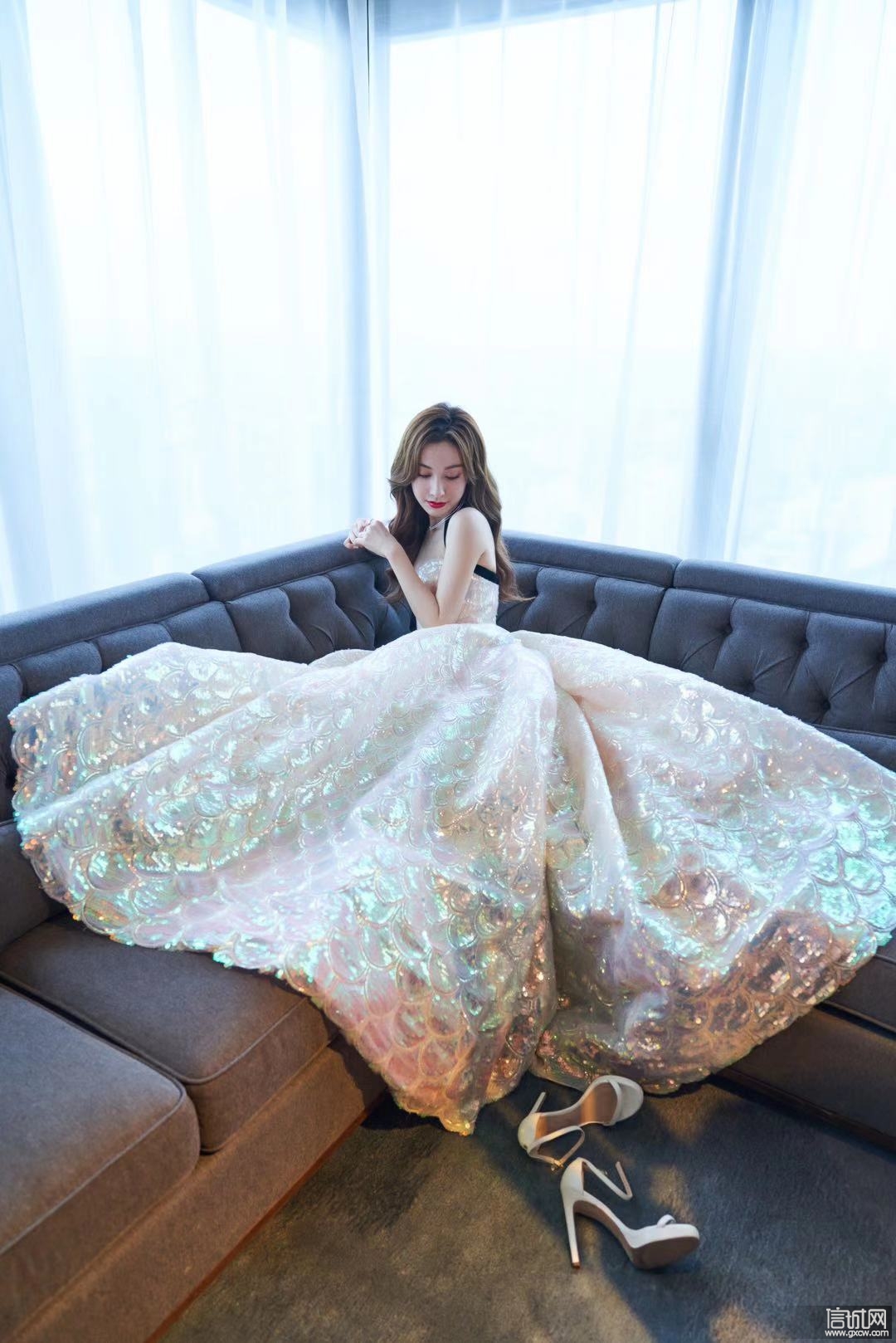 吴昕一袭鱼鳞色亮片抹胸裙 好像出逃的人鱼公主