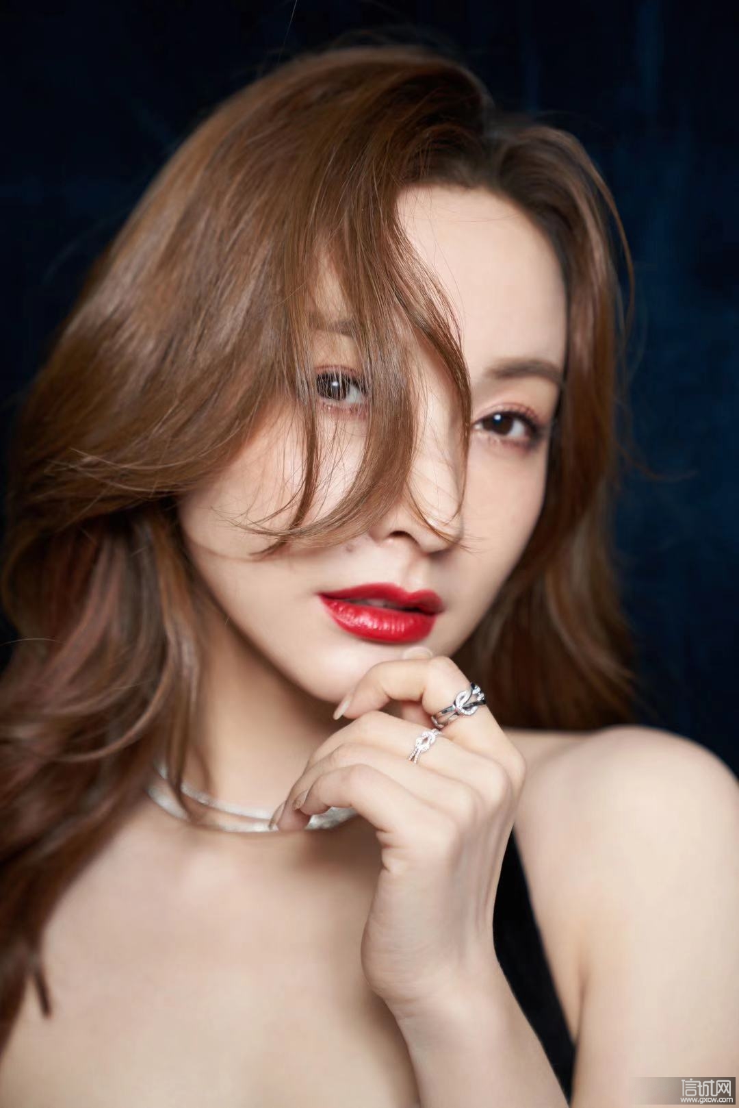 吴昕一袭鱼鳞色亮片抹胸裙 好像出逃的人鱼公主