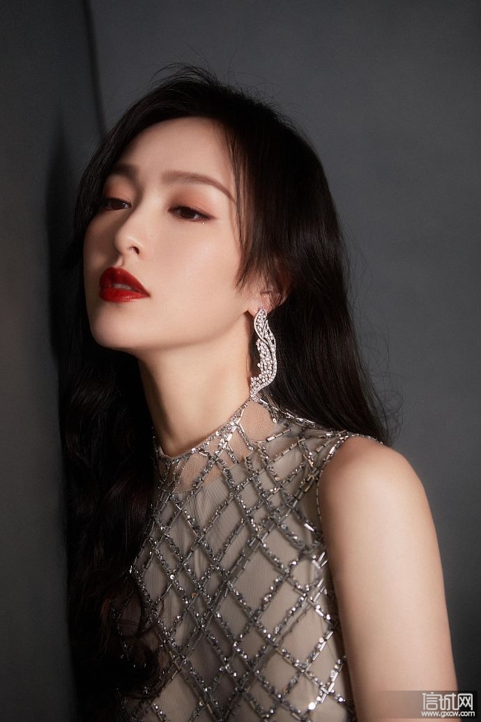 唐嫣穿星曜宝石裙露修长美腿 戴钻石耳环气质出众