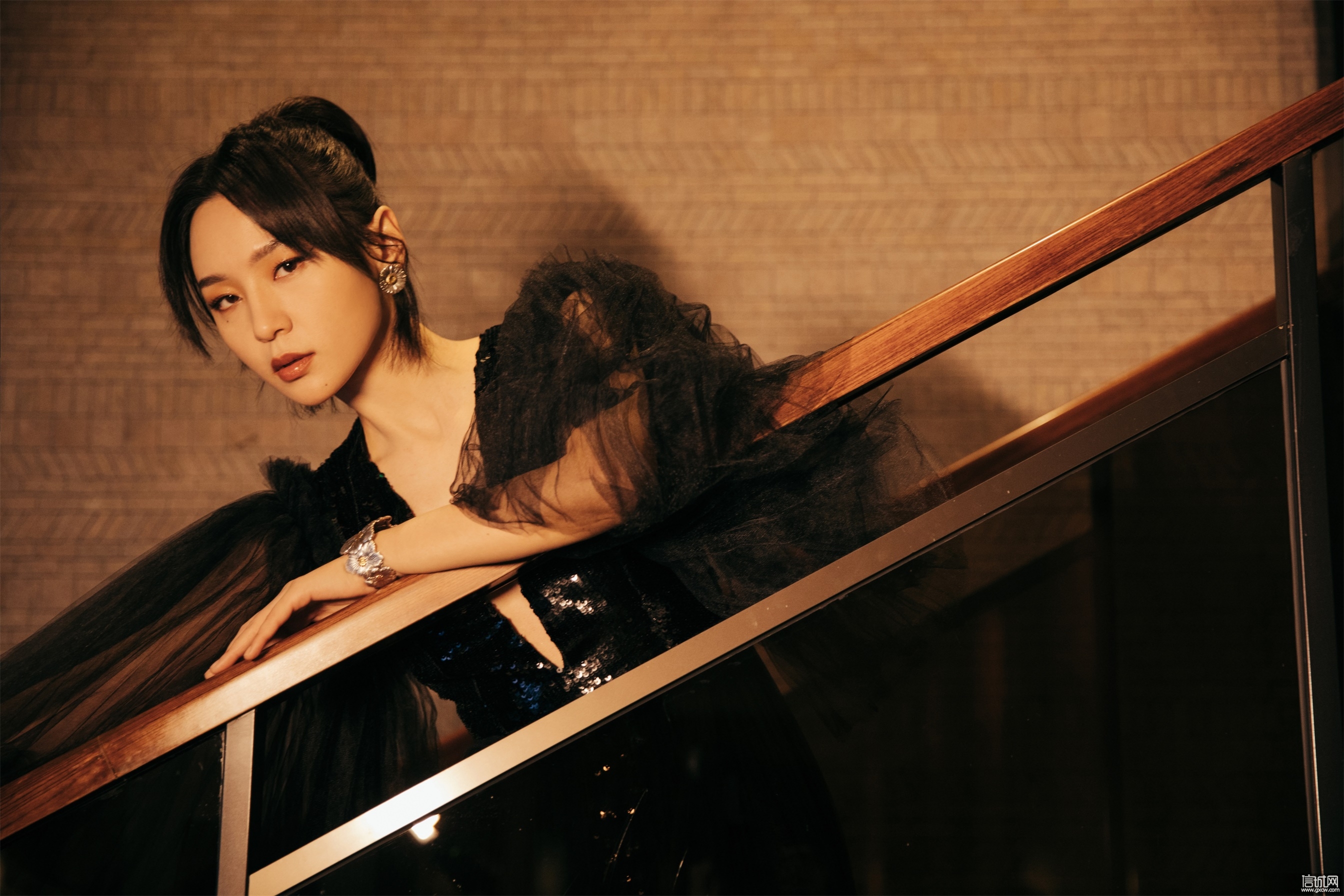 周笔畅亮相时尚活动 黑色纱裙梦幻轻灵编织鎏金美梦