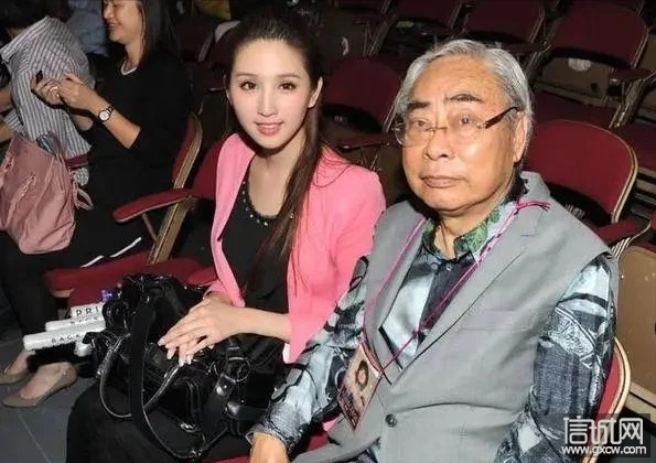 爷孙恋男主很悲哀84岁离开人世葬礼上无一位女友出现