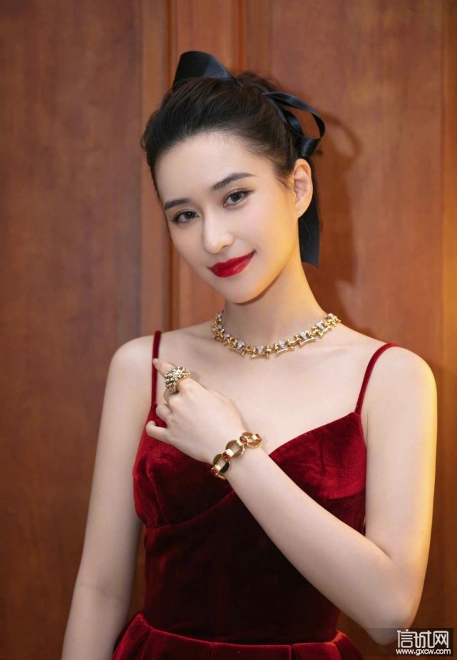 窦骁拉女友亮相珠宝展!何超莲穿红裙太像敬酒服,彻底赢了奚梦瑶-哈尔